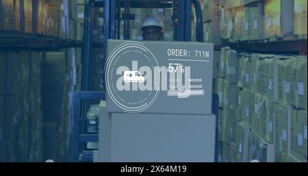 Immagine del trattamento dei dati contro un lavoratore birazziale che utilizza un carrello elevatore in magazzino Foto Stock