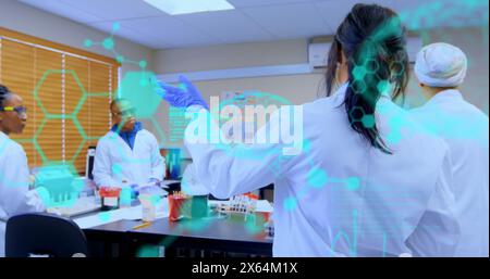 Immagine dell'elaborazione dei dati medici su un gruppo di diversi scienziati che discutono in laboratorio Foto Stock