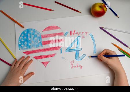 La bandiera americana è disegnata con matite dalle mani dei bambini. Le mani dei bambini disegnano una bandiera. Patriottismo, giorno dell'indipendenza, concetto di giorno della bandiera. Giorno di Reme Foto Stock