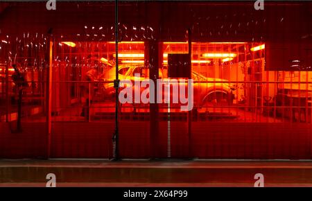 Produzione industriale di automobili. Impianto per l'assemblaggio di vetture moderne su una linea di assemblaggio. Industria, produzione, concetto di industria. Foto di alta qualità Foto Stock