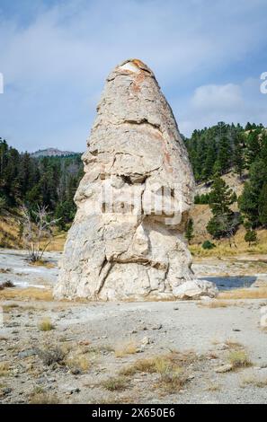 Liberty Cap a Mammoth Hot Springs nel parco nazionale di Yellowstone, Stati Uniti Foto Stock