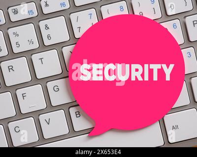La parola sicurezza sul bolla vocale sulla tastiera del computer. Concetto di sicurezza online. Proteggere le tecnologie, le reti per la privacy e le informazioni informatiche. Foto Stock