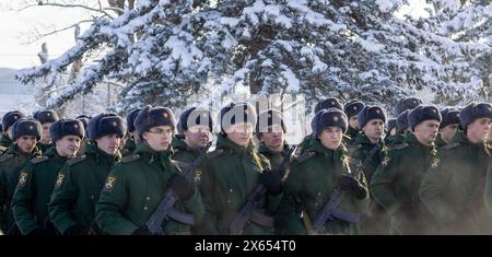 Maykop, Russia - 13 gennaio 2024: Giovani soldati artiglieri in uniforme verde con fucili d'assalto Kalashnikov in formazione sul parad Foto Stock