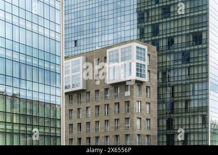 L'Isozaki Atea, le torri gemelle del primo piano di Bilbao, gli edifici residenziali più alti dei Paesi Baschi progettati dall'architetto giapponese Arata Isoz Foto Stock