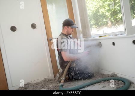 Installazione di isolamento interno in fibra di cellulosa soffiata in una casa in Scozia Foto Stock