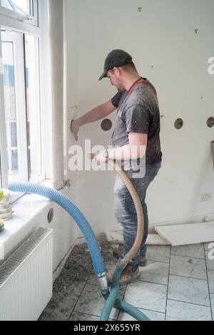 Installazione di isolamento interno in fibra di cellulosa soffiata in una casa in Scozia Foto Stock