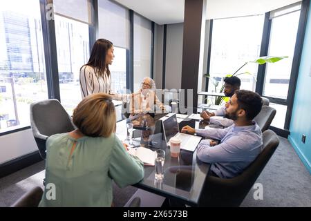 Un team eterogeneo si riunisce in un ufficio moderno Foto Stock