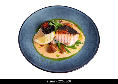 Filetto di salmone con salsa cremosa, quinoa e verdure su un piatto, sfondo bianco isolato Foto Stock