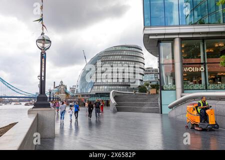 Ex edificio di assemblaggio del City Hall di Londra, sulla Queens Walk a Southwark, progettato da Norman Foster, nel centro di Londra, Inghilterra, Regno Unito Foto Stock