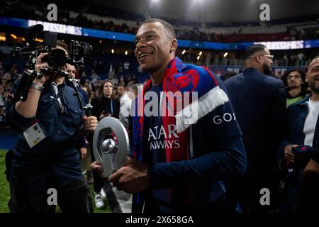 Parigi, Francia. 13 maggio 2024. PARIGI, FRANCIA - 12 MAGGIO: Kylian Mbappe del Paris Saint-Germain festeggia con un trofeo dopo aver vinto il titolo di Ligue 1 francese durante la partita di Ligue 1 Uber Eats tra Paris Saint-Germain e Toulouse FC al Parc des Princes il 12 maggio 2024 a Parigi, Francia. Foto di Sebastian Frej credito: Sebo47/Alamy Live News Foto Stock