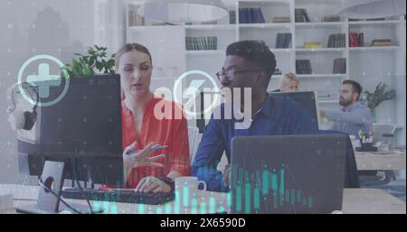 L'immagine inizia con una vista frontale di una donna d'affari caucasica e di un uomo d'affari birazziale che lavora con me Foto Stock