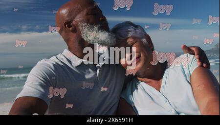 Coppie diverse che abbracciano la spiaggia, entrambe sorridenti Foto Stock