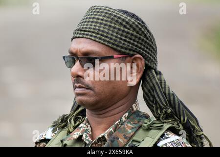 Srinagar, India. 13 maggio 2024. Il trooper paramilitare indiano mantiene la veglia al di fuori di un seggio elettorale durante la quarta fase del Lok Sabha, o camera bassa, delle elezioni parlamentari indiane in un villaggio collinare a Budgam, un'area nel distretto di Budgam del collegio parlamentare di Srinagar. (Foto di Faisal Bashir/SOPA Images/Sipa USA) credito: SIPA USA/Alamy Live News Foto Stock