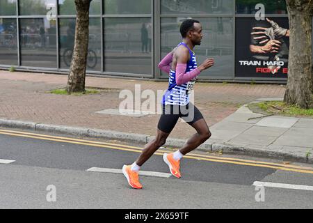 Addisu Gobena, etiopia, concorrente maschile d'élite, 2024 London Marathon, Poplar, East London, Regno Unito Foto Stock