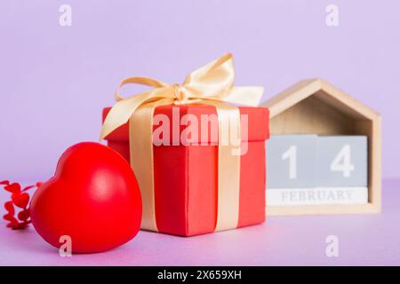 Tema di San Valentino con calendario a blocchi di legno. Modello di biglietto d'auguri per San Valentino. Copiare lo spazio per il testo. Foto Stock
