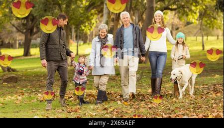 Passeggiate nel parco con la famiglia caucasica, inclusi cinque membri e un cane Foto Stock