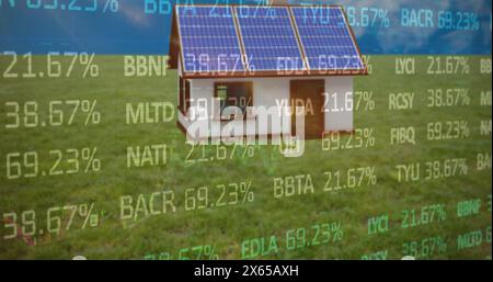 Immagine dell'elaborazione dei dati finanziari su scatole di cartone sul nastro trasportatore in magazzino Foto Stock
