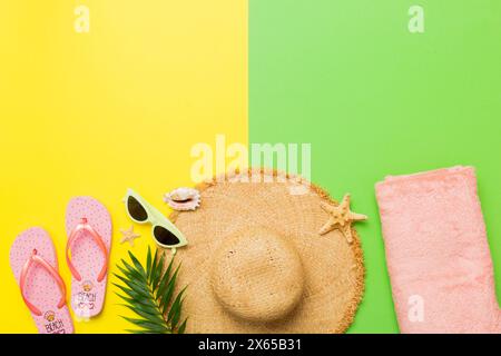 Concetto di viaggio o vacanza con vista dall'alto. Composizione con eleganti accessori da spiaggia su sfondo colorato, vista dall'alto. Piatto alla moda da spiaggia, aperto per l'estate Foto Stock