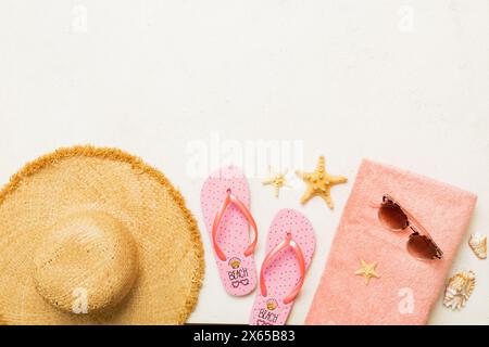 Concetto di viaggio o vacanza con vista dall'alto. Composizione con eleganti accessori da spiaggia su sfondo colorato, vista dall'alto. Piatto alla moda da spiaggia, aperto per l'estate Foto Stock