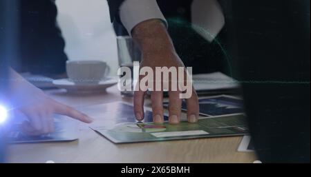 Immagine di una donna caucasica che punta al sicuro su due schermi di un laptop con un passaggio attraverso l'uomo Foto Stock