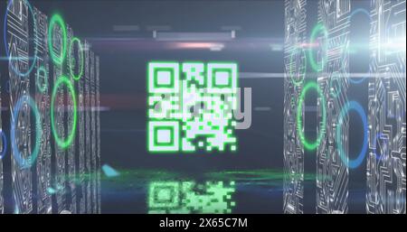 Immagine di un codice qr con elementi al neon e circuiti stampati per computer Foto Stock