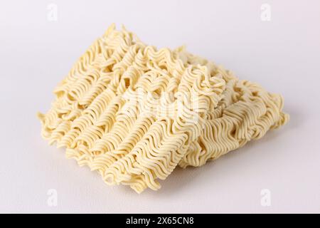 Chicchi di mais o mais essiccati su sfondo bianco con cucchiaio. Foto Stock