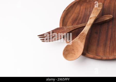 Posate tradizionali realizzate in legno su sfondo bianco. Foto Stock