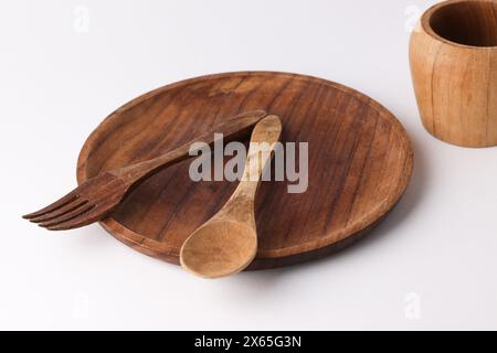 Posate tradizionali realizzate in legno su sfondo bianco. Foto Stock