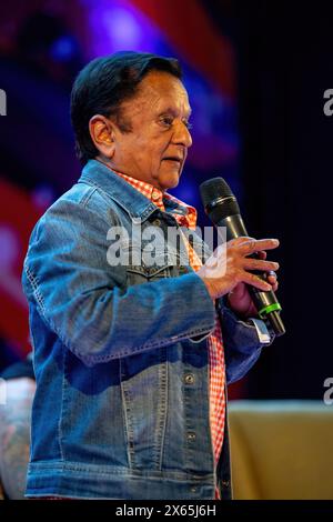 L'attore Deep Roy, da The Never Ending Story, e Charlie and the Chocolate Factory parlano durante un Q and A al Comic con Brussels 2024. Gli appassionati di Cosplay e gli appassionati di fantasy e fantascienza sono stati accolti da una spettacolare dimostrazione di talento e nostalgia al Comic con Brussels 2024. L'evento ha accolto stimati attori di amate serie, tra cui Dominic Monaghan, Billy Boyd e Andy Serkis di "Lord of the Rings", Deep Roy e Noah Hathaway di "The Never Ending Story", e Edward Furlong di "Terminator 2". Tra le emozioni, i partecipanti hanno mostrato la loro creatività attraverso un elaborato costume Foto Stock