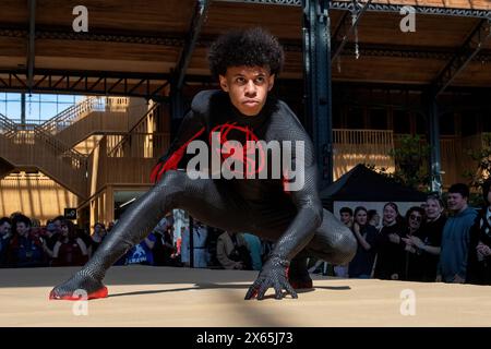 Un Cosplayer vestito da Miles Morales di Spider-Man: Across the Spider-Verse sulla pista del Comic con Brussels 2024. Gli appassionati di Cosplay e gli appassionati di fantasy e fantascienza sono stati accolti da una spettacolare dimostrazione di talento e nostalgia al Comic con Brussels 2024. L'evento ha accolto stimati attori di amate serie, tra cui Dominic Monaghan, Billy Boyd e Andy Serkis di "Lord of the Rings", Deep Roy e Noah Hathaway di "The Never Ending Story", e Edward Furlong di "Terminator 2". Tra le emozioni, i partecipanti hanno mostrato la loro creatività attraverso costumi elaborati, pagando homa Foto Stock