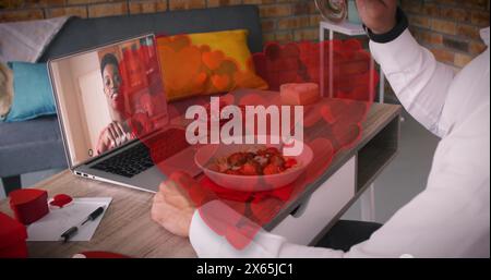 Coppie diverse stanno godendo l'appuntamento virtuale di San Valentino Foto Stock