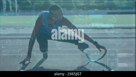 Interfaccia con l'elaborazione dei dati contro l'atleta afroamericano maschile con stretching protesico delle gambe Foto Stock