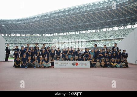 2024/05/13, Tokyo, foto di gruppo insieme ai bambini della quarta elementare Yotsuya No 6. Presentazione del logo per i Campionati mondiali di atletica leggera di Tokyo 25. Crediti: Michael Steinebach/AFLO/Alamy Live News Foto Stock