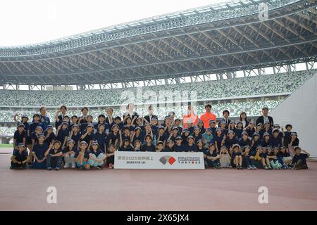 2024/05/13, Tokyo, foto di gruppo insieme ai bambini della quarta elementare Yotsuya No 6. Presentazione del logo per i Campionati mondiali di atletica leggera di Tokyo 25. Crediti: Michael Steinebach/AFLO/Alamy Live News Foto Stock