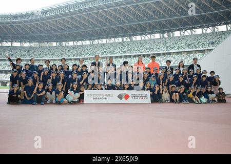 2024/05/13, Tokyo, foto di gruppo insieme ai bambini della quarta elementare Yotsuya No 6. Presentazione del logo per i Campionati mondiali di atletica leggera di Tokyo 25. Crediti: Michael Steinebach/AFLO/Alamy Live News Foto Stock