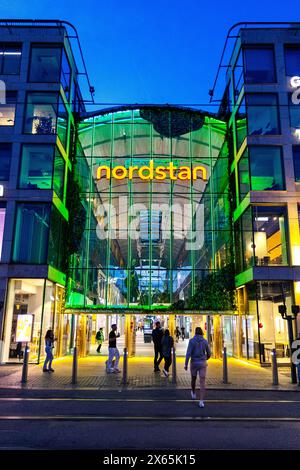 Ingresso illuminato al Nordstan Shopping Centre di notte, Gothenburg, Svezia Foto Stock