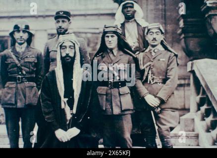 Colonnello inglese Thomas Edward Lawrence alias Lawrence d'Arabia (secondo da destra) con la delegazione araba alla Conferenza di pace di Parigi, Francia 1919 Foto Stock