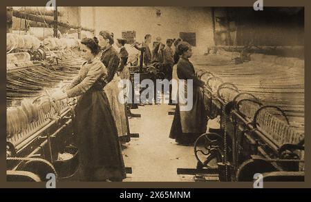 Muli che azionano macchine per la filatura automatica in una fabbrica britannica. Foto Stock