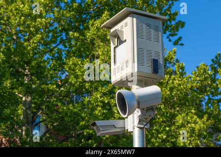 Autovelox sul posto il giorno di primavera Foto Stock