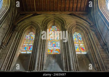 Vetrate colorate all'interno di Dore Abbey, Abbey Dore, Golden Valley, Herefordshire Foto Stock