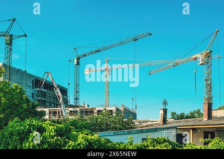 Gru alte in cantieri edili residenziali, attenzione selettiva Foto Stock