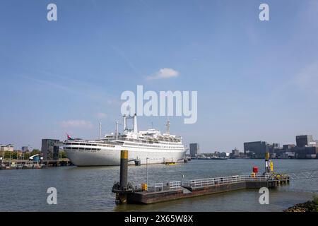 "SS Rotterdam", ex ammiraglia della linea Holland America, ora barca alberghiera nel porto di Rotterdam, Paesi Bassi Foto Stock