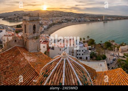 Paesaggio urbano di Peniscola visto dal castello di Papa Lunas, Comunità Valenciana, Spagna Foto Stock