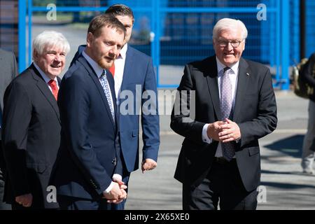 Zittau, Germania. 13 maggio 2024. Wolfgang Groß (l-r), Amministratore delegato di FIT GmbH, Michael Kretschmer (CDU), primo ministro della Sassonia e il presidente federale Frank-Walter Steinmeier si trovano nei locali del produttore di detersivi per piatti Fit. L'azienda è uno dei più noti produttori di detersivi liquidi nella Germania orientale. Crediti: Sebastian Kahnert/dpa/Alamy Live News Foto Stock