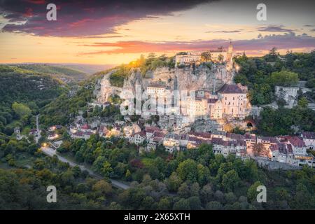 Villaggio medievale sulla scogliera di Rocamadour, Aglow al tramonto Foto Stock