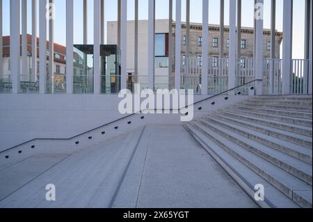 Berlino, Germania - 12 maggio 2024: Vista serale della James-Simon-Gallery Foto Stock