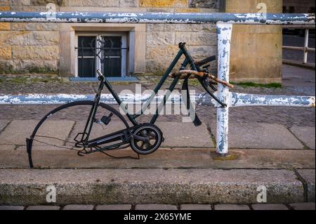 Una bicicletta smantellata incatenata ad un angolo di strada a Berlino - Germania Foto Stock