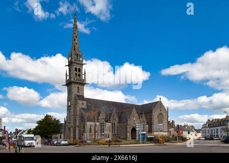 Plonévez-Porzay, Francia - agosto 29 2021: La chiesa parrocchiale di Saint-Milliau si trova nel centro di Plonévez-Porzay in Finistère. Foto Stock