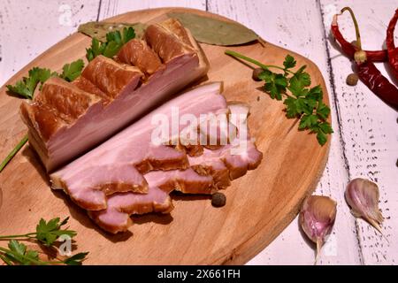 Diverse fette sono state tagliate da un delizioso pezzo di pancetta, vista dall'alto. Foto Stock