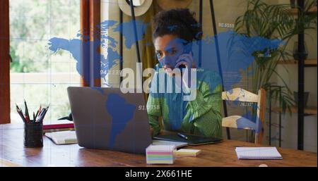 Immagine dei numeri, mappa di una donna birazziale che parla al cellulare e lavora al portatile in ufficio Foto Stock